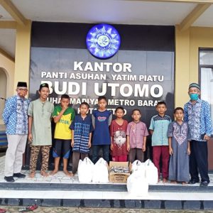 Memasuki Hari ke- 14 Ramadhan 1441 H, Ketua LKKS  Ibu Riana Sari Arinal Bagikan Nasi Kotak di Kota Metro