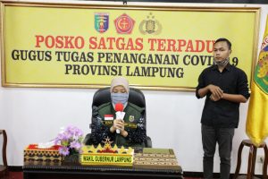 Nunik) sampaikan informasi kepulangan dua migra, di Posko Satgas Terpadu Penanganan Covid-19 Provinsi Lampung