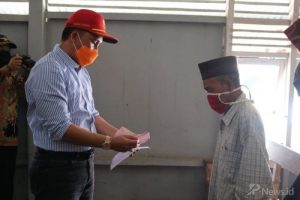 Saat Bupati Parosil Tiba-tiba Buka Amplop BLT DD untuk Seorang Pria Baya, Jangan Main-main, Katanya