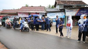 Tim Gugus Tugas Pemprov Lampung dan Komunitas Suzuki Katana Jimny Indonesia Lampung Adakan Baksos dan Bagi Sembako di Jati Agung Lamsel