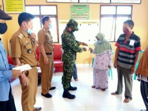 Babinsa Koramil 422-05/Belalau Dampingi Penyerahan (BLT) di Pekon Kenali Kecamatan Belalau