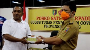Petani pohon anti virus corona Eucalyptus jenis Globulus, menyerahkan 50 pic olahan Eucalyptus Globulus, kepada Tim Gugus Tugas Covid-19 Provinsi Lampung