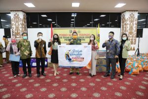 Tim Gugus Tugas Penanganan Covid-19 Provinsi Lampung Terima Bantuan Sosial Handsanitizer