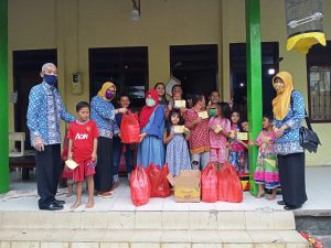 Ketua LKKS Ibu Riana Arinal Bagikan Ribuan Nasi Kotak untuk Panti Asuhan dan Masyarakat Kurang Mampu