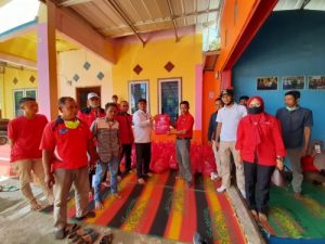 Pengurus PAC PDIP Kecamatan Suoh dan BNS Terima Bingkisan Dari Anggota DPR-RI