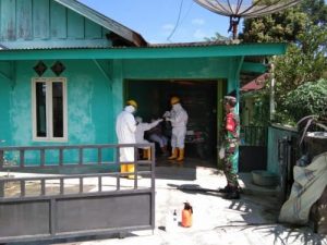 Babinsa 422-04/Balik Bukit Dampingi Tim Kesehatan Puskesmas Balik Bukit Melaksanakan Rapid Test TKI