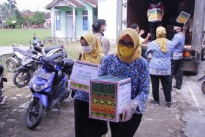 Ketua Umum LKKS Ibu Riana Sari Arinal Salurkan 60 Boks Paket Sembako untuk Penyandang Disabilitas di Merbau Mataram, Lampung Selatan