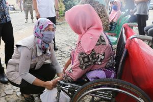 Pemprov Lampung Bagikan 155 Paket Sembako kepada Masyarakat dan Kaum Duafa di Halaman Kantor Dinas Koperasi dan UMKM