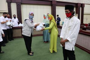 Pemprov Lampung Berikan Bantuan Sembako untuk Guru Mengaji yang Terdampak Covid-19