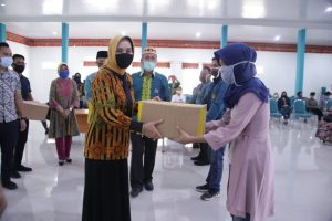 Kembali Bagikan Bantuan Masyarakat Terdampak Covid-19, Ibu Riana Arinal Apresiasi Semua Pihak yang Berkontribusi dalam Program  “Jumat Barokah”
