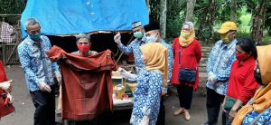 Ketua Umum LKKS Ibu Riana Sari Arinal Bagikan Sembako untuk Masyarakat Terdampak Covid-19 di Natar, Lampung Selatan