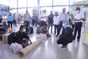 Cegah Penyebaran Covid-19, Petugas di Posko Check Point Pelabuhan Bakauheni Periksa Kelengkapan Surat Calon Penumpang