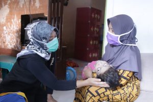 Ringankan Beban Masyarakat Terdampak Covid-19, Pemprov Lampung Bagikan Bantuan untuk Penyandang Disabilitas di Teluk Betung Utara, Bandarlampung