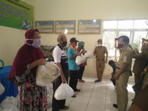 Sekdaprov Fahrizal Darminto Serahkan Bantuan Pangan B2SA kepada Masyarakat Terdampak Covid-19 di Kota Bandar Lampung