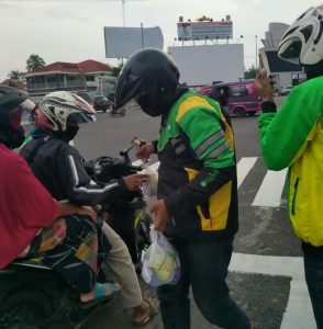 Nusantara Ojek bagikan Takjil ditugu Adipura