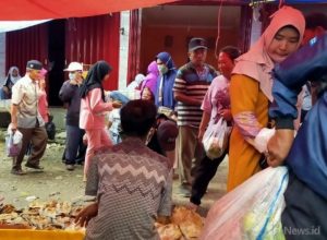 Pengunjung Pasar Liwa Terciduk tak Kenakan Masker di Hari Pertama New Normal