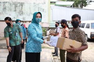 Kuatkan Semangat Hadapi Covid-19, Ibu Riana Arinal Beri Bantuan Telur dan Susu kepada Masyarakat dalam Program Jumat Barokah ke-8