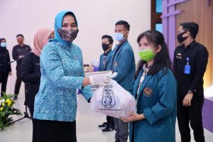 Ketua TP PKK Ibu Riana Arinal Beri Bantuan kepada Mahasiswa Unila dan Masyarakat Lampung yang Berada di Perantauan