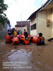 Banjir mengepung Bandarlampung, tim Basarnas evakuasi korban