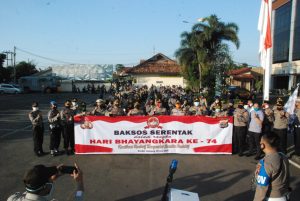 Hari Bhayangkara ke-74, Polresta Bandar Lampung dan jajaran menggelar Bakti Sosial membagikan Paket Sembako