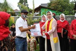 Ketua Yayasan Jantung Indonesia Cabang Utama Lampung Ibu Riana Arinal Salurkan Sembako kepada Masyarakat yang Terkena PHK Akibat Terdampak Covid-19