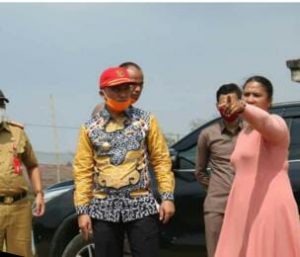 Bupati dan Wakil Bupati Lampung Barat Tinjau Lokasi Jalan yang Sering Terjadi Banjir