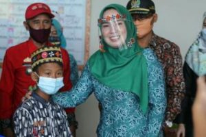 Selain Gelar Kegiatan Bakti Sosial Sunatan Massal Ketua TP-PKK Lampung Barat Serahkan Paket Bingkisan dan Benih Jagung untuk Kebun Percontohan