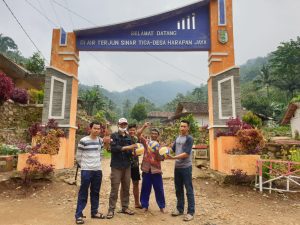 SMA Xaverius Bandarlampung Salurkan Bantuan Sarana Olahraga di Dusun Sinar Tiga Pesawaran