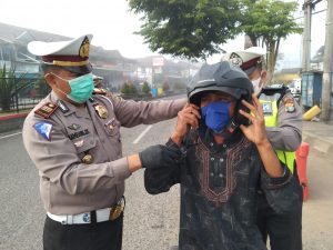 Gelar Ops Patuh, Lantas Lambar bagioan masker kepengendara