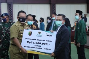 Gubernur Arinal Serahkan Bantuan Beasiswa Baznas kepada Mahasiswa Terdampak Covid-19