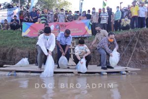 Budidayakan Ikan Air Tawar, Gubernur Arinal Tebar Bibit Ikan di Sungai Tiuh Negara Batin, Way Kanan