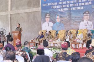Kunjungi Tiuh Negara Batin, Gubernur Arinal dan Ibu Riana Disambut Antusias Masyarakat Way Kanan