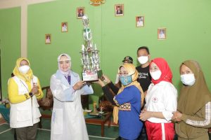 Baksos di Kabupaten Pringsewu, Ketua TP PKK Lampung Riana Sari Arinal Serahkan 4 Piala Lomba