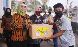 Jumat Barokah di Mahan Agung, Ketua LKKS Ibu Riana Sari Arinal Bagikan Sembako kepada Korban Napza