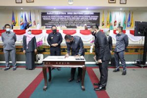 Gubernur Arinal Bersama Ketua DPRD Lampung Tandatangani Raperda Pjb APBD Tahun 2019