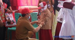 Bupati Parosil di BNS Wabup Mad Hasnurin di Suoh, Bagikan Seragam Sekolah Gratis