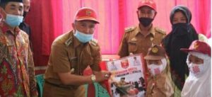 Singgung Belajar Online, Ini Pesan Bupati Parosil untuk Guru saat Pembagian Seragam Gratis