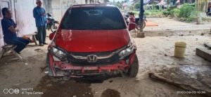 Diduga Supir Mengantuk, Honda Brio Tabrak Sebuah Bengkel di Batu Brak