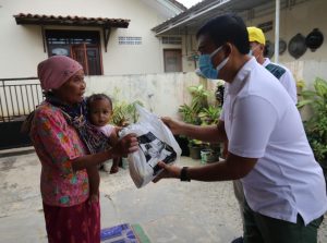 Rycko Menoza turun langsung memberikan bantuan ke masyarakat yang tinggal pinggiran Kota