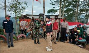 Anggota TNI – Bupati Parosil Kibarkan Bendera Merah Putih di Puncak Temiangan Hill