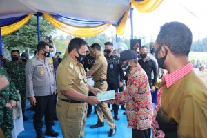 Wujudkan Lampung sebagai Lokomotif Pertanian Indonesia, Gubernur Arinal Panen Perdana Melon dan Semangka di Agrowisata Hortipark Pesawaran