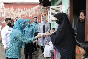 Ajak Masyarakat Disiplin Gunakan Masker, Ibu Riana Arinal Bagikan Masker di Kelurahan Kupang Kota, Bandarlampung
