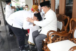 Rycko lakukan Sungkeman sebelum Daftar ke KPU menggunakan Bus