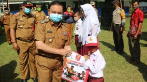 Bupati Lampung Barat Parosil Mabsus Bagikan Seragam Sekolah