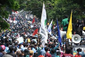 Tolak UU Omnibus Law Ribuan masyarakat Gabungan Buruh dan mahasiswa geruduk DPRD