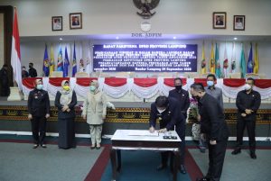 Ketua DPRD dan Gubernur lampung Tandatangani Raperda T.A 2020
