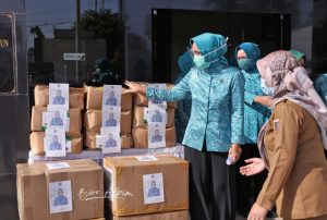 Serahkan Bantuan Masker dan Sembako Kepada Pjs Ketua PKK Kabupaten, Ibu Riana Arinal Minta Optimalkan Masa Kerja untuk Penanganan COVID-19