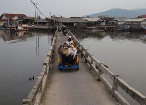 Guna memperlancar jalur transportasi Rycko Menoza SZP berjanji akan membenahi jembatan di Pulau Pasaran