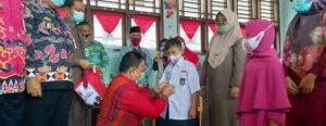 Wabup Mad Hasnurin Bagikan Seragam Gratis di SMPN 1 Liwa