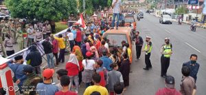 Akibat Mencopot Kepala SMPN 16, Herman HN di Demo